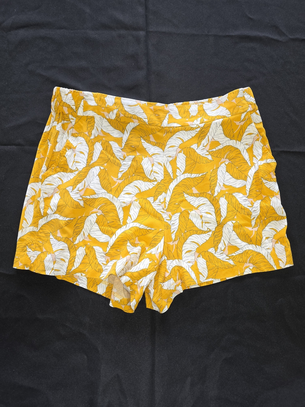 Nine West Floral High Waist Shorts in Yellow & White Size Large Like